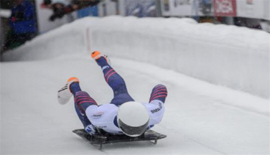 스켈레톤은 혁신적인 썰매 디자인, 공기저항을 줄이는 헬멧, 마찰력을 늘리는 스파이크로 가속력을 끌어올렸다.